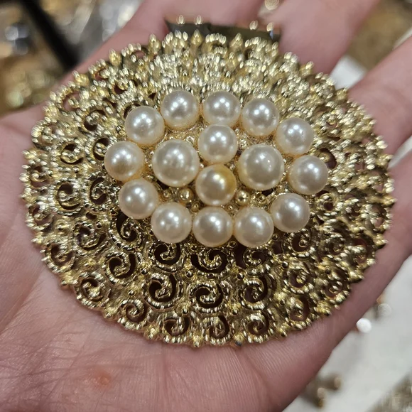 Elegant Gold and Pearl Brooch - Picture 2 of 7